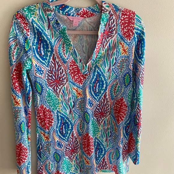 Good as new: Lily Pulitzer long sleeve V-neck. - Picture 1 of 2